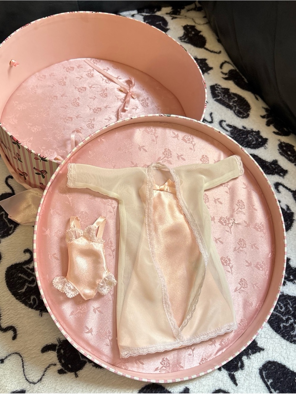 Vtg Tiny kitty collier box w earrings Sheer Pink Satin Nightgown lingerie doll